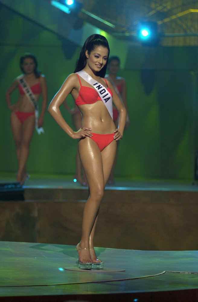 Celina Jaitly at Miss Universe 2001 27