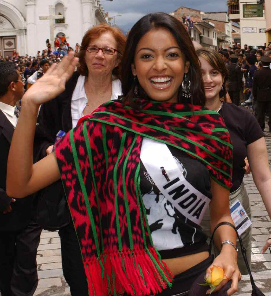 Tanushree Dutta at Miss Universe 2004 06